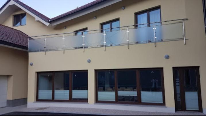 Hotel And Restaurant Ana Hrib-Loški Potok エクステリア 写真